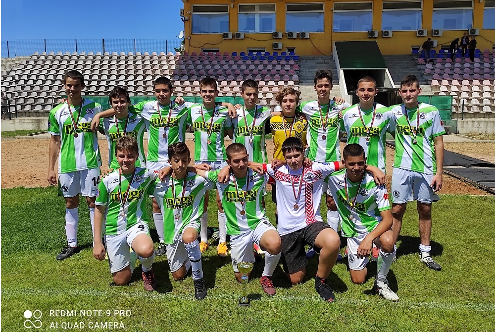 FC Parva Atomna - photo of the football team during the medal and cup award ceremony